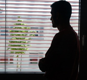 Umriss einer Person am Fenster; Foto: dpa