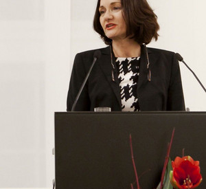 Jacqueline Kraege redet bei den Feierlichkeiten zum polnischen Unabhängigkeitstag; Bild: Pipprich / © Staatskanzlei