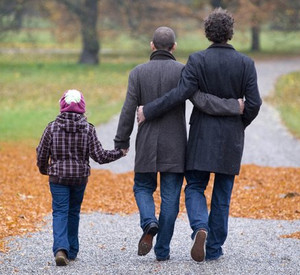Männer mit Kind; Foto: dpa