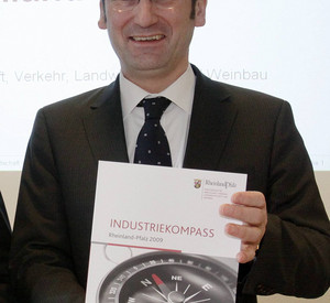 Wirtschaftsminister Hendrik Hering bei der Vorstellung des Industriekompass 2009; Bild: Sämmer