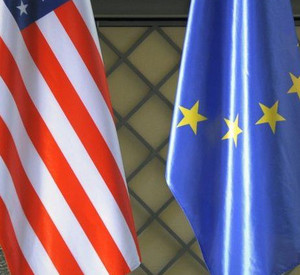 Über das  transatlantischen Freihandelsabkommen TTIP wird zwischen der EU-Kommission und den USA verhandelt; Bild: dpa