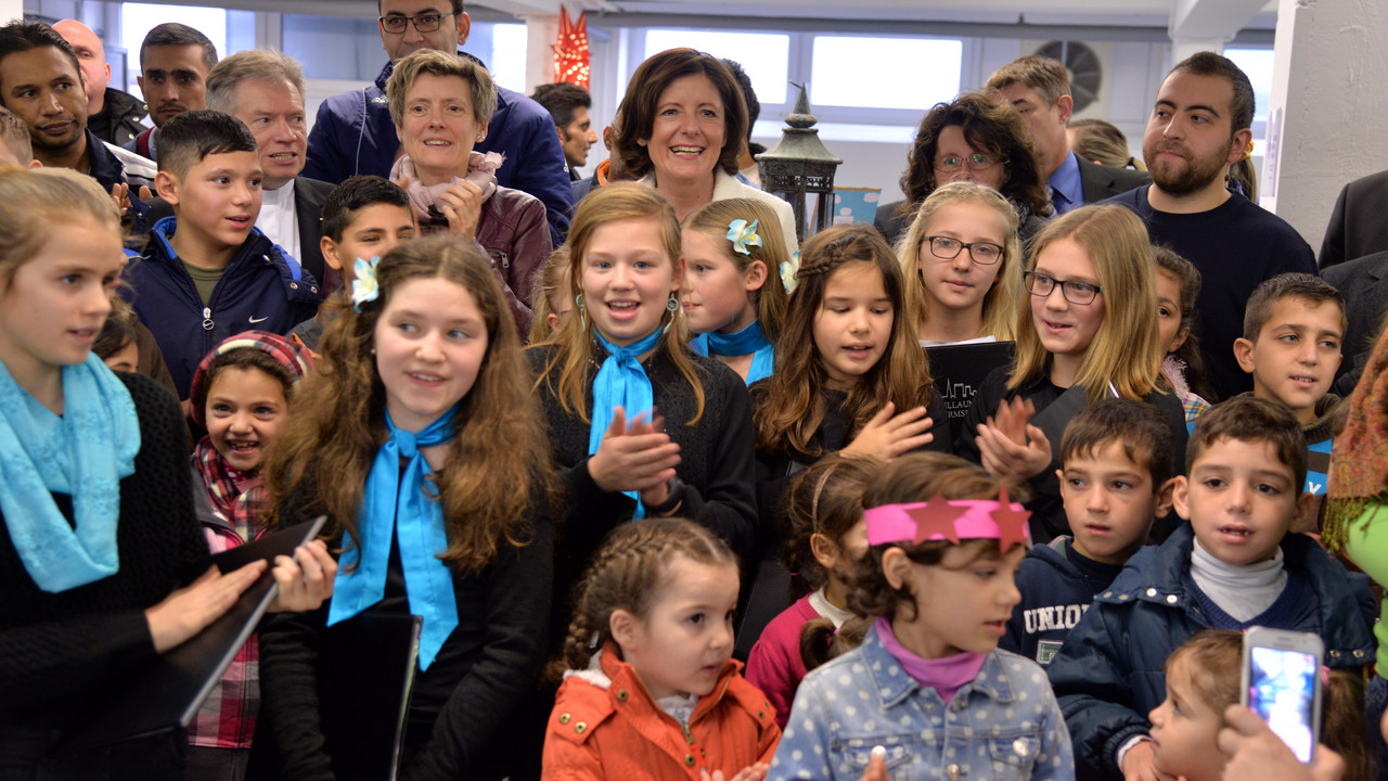 Ministerpräsidentin Malu Dreyer hat die Weihnachtsfeier der Notunterkunft Kastellaun besucht.