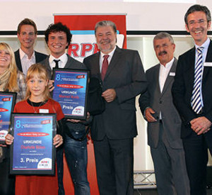 Der Ministerpräsident mit den Preisträgern, Moderator Markus Appelmann, dem LMK-Direktor Manfred Helmes und RPR1. Geschäftsführer Kristian Kropp; Bild: Sämmer