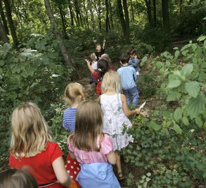 Kinder im Wald; Foto: dpa