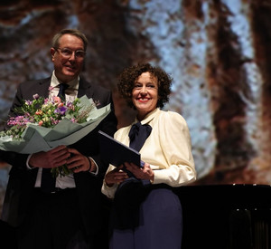 Für ihre Verdienste um die deutsche Sprache hat Ministerpräsident Alexander Schweitzer die Schauspielerin, Drehbuchautorin und Regisseurin Maria Schrader mit der Carl-Zuckmayer-Medaille 2025, der höchsten Kulturauszeichnung des Landes Rheinland-Pfalz, ausgezeichnet. 
