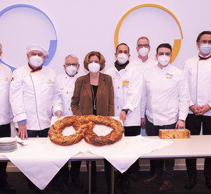 Ministerpräsidentin Malu Dreyer bekommt die traditionelle Neujahrsbrezel von der Bäckerinnung Rhein-Nahe-Hunsrück überreicht.