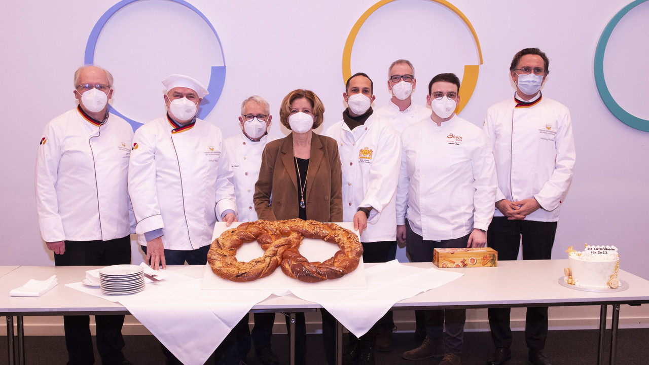 Ministerpräsidentin Malu Dreyer bekommt die traditionelle Neujahrsbrezel von der Bäckerinnung Rhein-Nahe-Hunsrück überreicht.