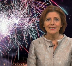 Ministerpräsidentin Malu Dreyer bei ihrer Neujahrsansprache 2023 im SWR vor einem Hintergrund mit Feuerwerk.
