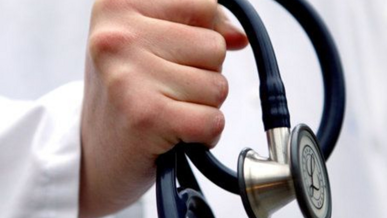 Symbolbild Medizin: Ein Arzt hält ein Stethoskop in der Hand; Bild: dpa