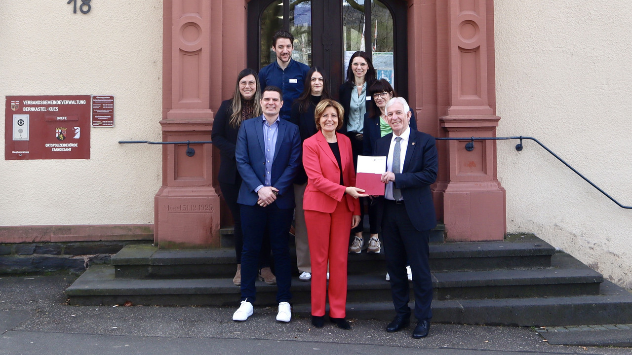 Ministerpräsidentin Malu Dreyer bei der Übergabe des Förderbescheids an die Verbandsgemeinde Bernkastel-Kues.