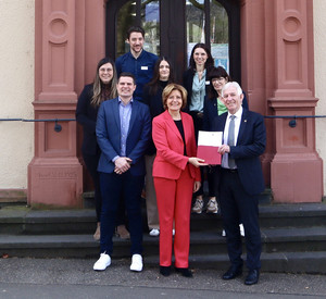 Ministerpräsidentin Malu Dreyer bei der Übergabe des Förderbescheids an die Verbandsgemeinde Bernkastel-Kues.