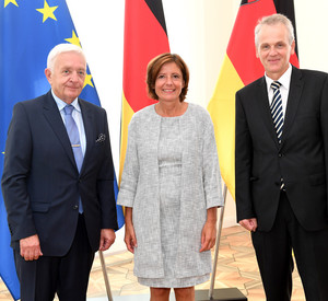 Ministerpräsidentin Malu Dreyer mit dem bisherigen Präsidenten des Landesrechnungshofes, Klaus Behnke, und dem neuen Präsidenten, Jörg Berres