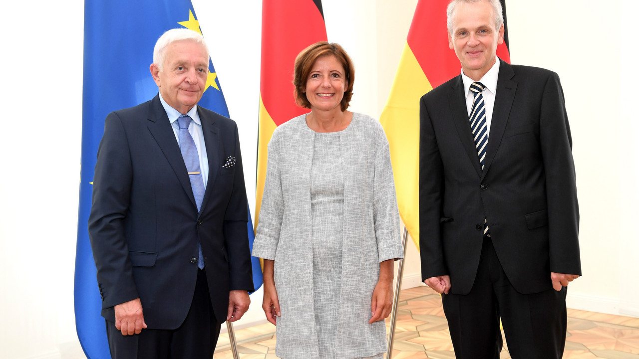 Ministerpräsidentin Malu Dreyer mit dem bisherigen Präsidenten des Landesrechnungshofes, Klaus Behnke, und dem neuen Präsidenten, Jörg Berres