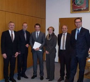 Justizminister Jochen Hartloff (2.v.l.) überreichte Markus Gietzen (3.v.l.) die Ernennungsurkunde; Bild: mjv