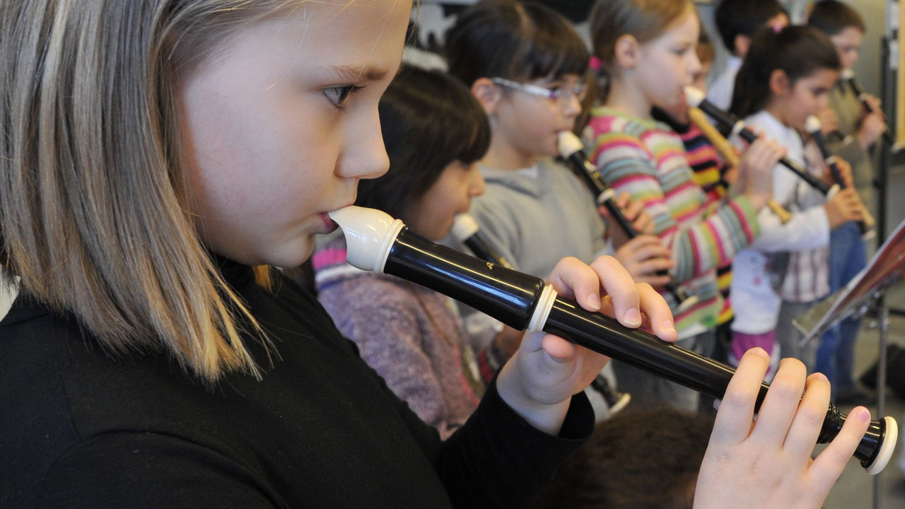 Schulkinder spielen Blockflöte; Bild: dpa