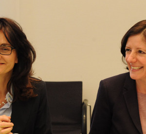 Die Chefin der Staatskanzlei, Jacqueline Kraege, und Ministerpräsidentin Malu Dreyer; Bild: Kristina Schäfer / © Staatskanzlei