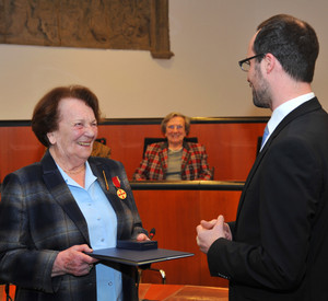 Staatssekretär Clemens Hoch überreichte den Bundesverdienstorden an Marianne Rumpf.