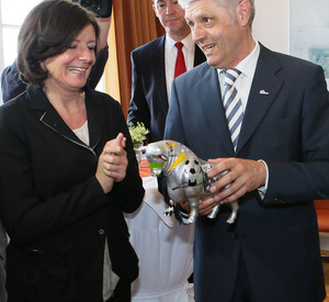 Ministerpräsidentin Dreyer und Oberbürgermeister Matheis mit dem Gastgeschenk der Stadt, dem Pirmasenser Stier; Bild: Herbert Piel