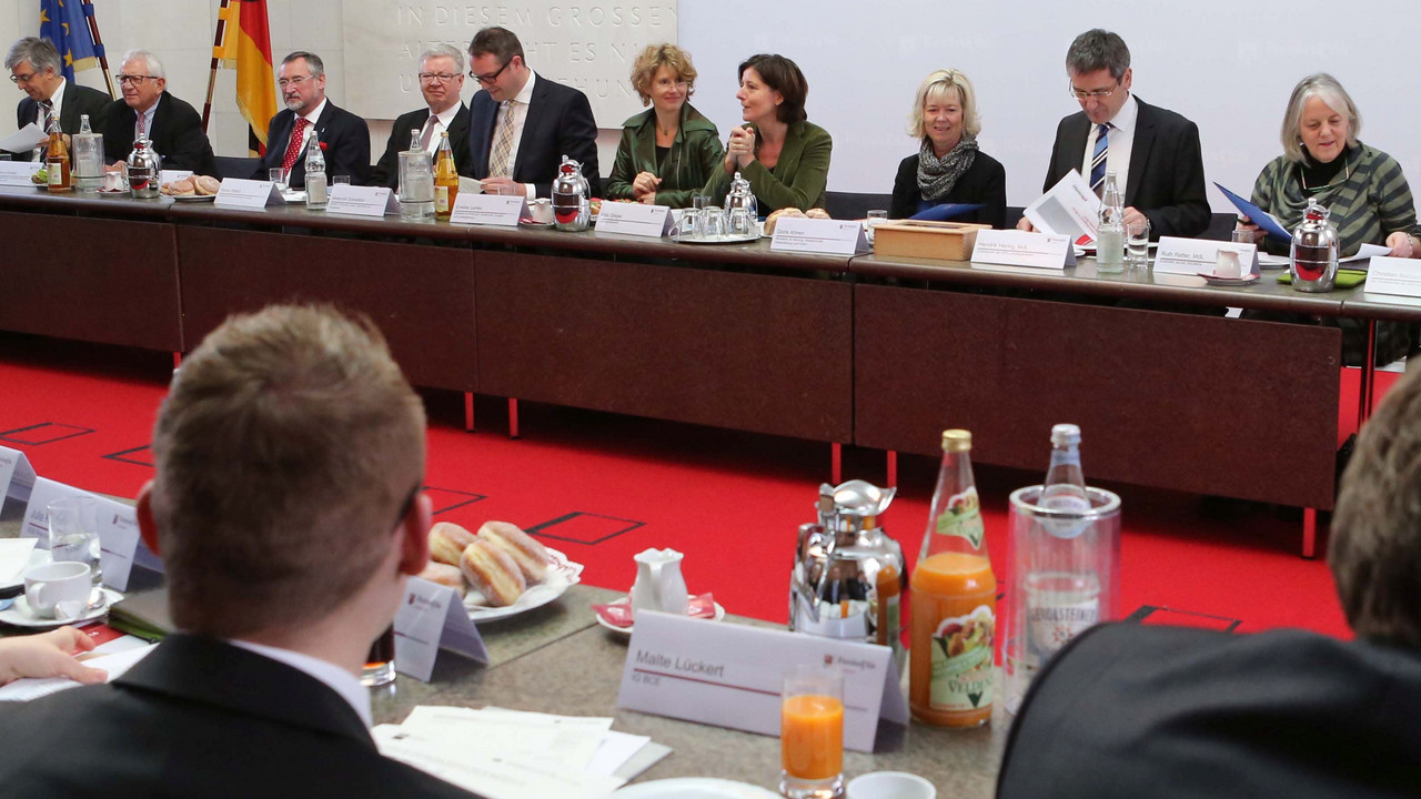 Sitzung des Erweiterten Ovalen Tischs für Ausbildung und Fachkräftesicherung in der Sitzung Staatskanzlei; Bild: Sell / © Staatskanzlei
