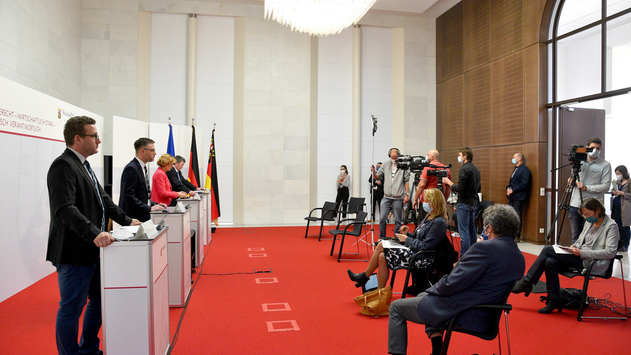 Die Ministerpräsidentin Malu Dreyer, Burkhard Müller, Fabian Kirsch und der stellvertretende Sprecher der Landesregierung Janosch Littig