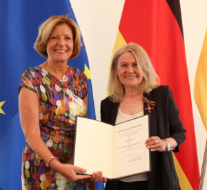 Ministerpräsidentin Malu Dreyer und Ordensträgerin Mélita Soost 