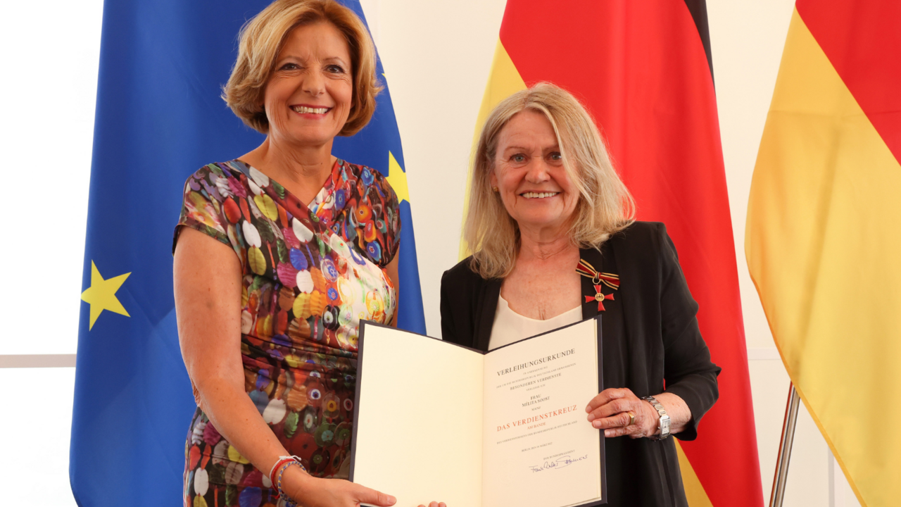 Ministerpräsidentin Malu Dreyer und Ordensträgerin Mélita Soost 
