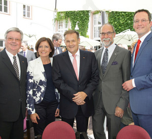 IHK-Ehrenpräsident Dr. Harald Augter, Ministerpräsidentin Malu Dreyer, IHK-Hauptgeschäftsführer Richard Patzke, IHK-Präsident Dr. Engelbert J. Günster und der Mainzer Oberbürgermeister Michael Ebling (v.l.). Bild: IHK Rheinhessen / Henning Fox
