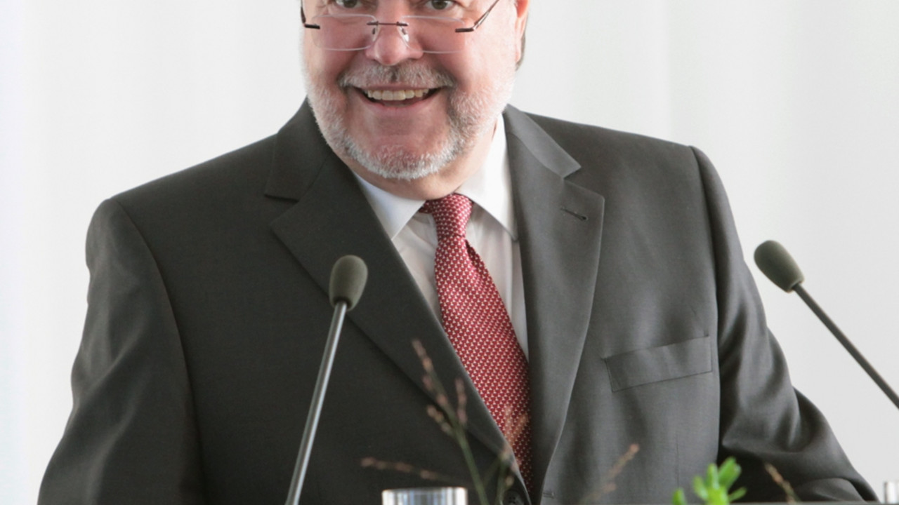 Beck spricht bei dem Zirp-Abend; Bild: nahdran photografie