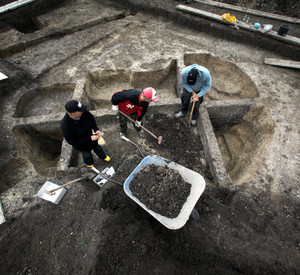 Archäologen bei der Arbeit; Bild: dpa