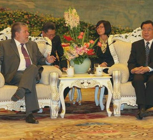 Kurt Beck im Gespräch mit He Guoqiang; Bild: stk, Piel