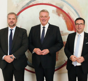 Ministerpräsident Gordon Schnieder und Europaminister Marcus Klein mit dem französischen Generalkonsul Nicolas Bergeret