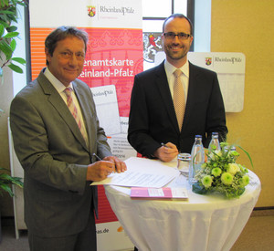 Chef der Staatskanzlei, Staatssekretär Clemens Hoch, und Landrat Achim Schwickert. 