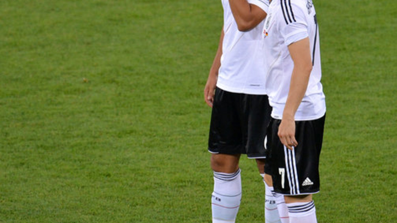 Die deutschen Nationalspieler Sami Khedira  und Bastian Schweinsteiger; Bild: dpa-Archiv
