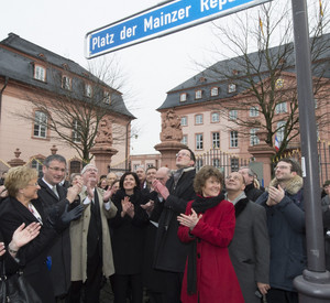 Festveranstaltung - 220 Jahre Mainzer Republik - vorm rheinland-pfälzischen Landtag am 18. März 2013; Bild: Peter Pulkowski / © Staatskanzlei