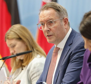 Ministerpräsident Alexander Schweitzer stellt mit Ministerin Binz und Ministerin Schmitt das Paket der Landesregierung zum Bürokratieabbau vor.