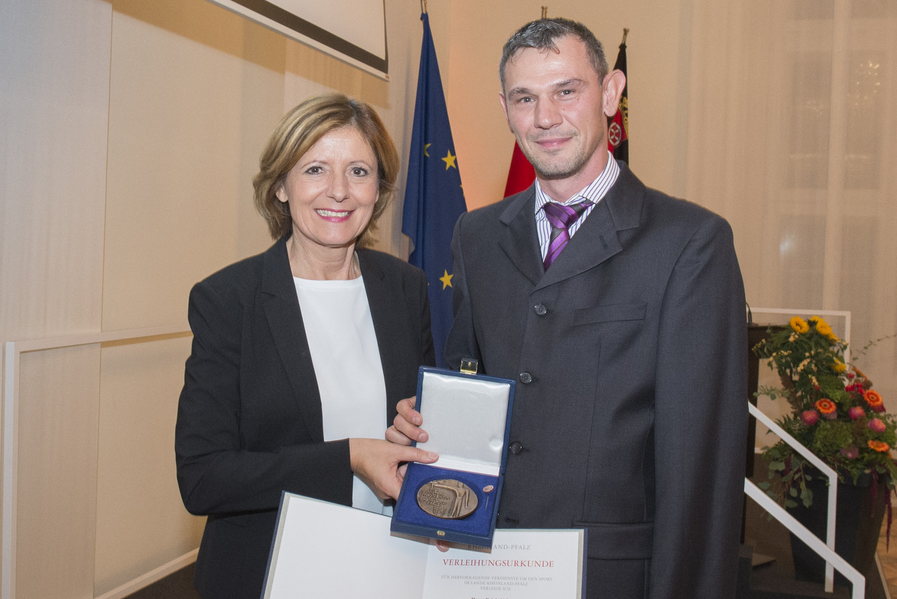 Ministerpräsidentin Malu Dreyer überreicht die Sportplakette