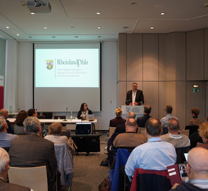Ministerpräsident Alexander Schweitzer beim Treffen mit den kommunalen Behindertenbeauftragten.