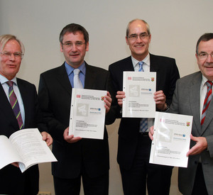 Landrat Bertram Fleck, Verkehrsminister Hendrik Hering, Dr. Andreas Zeug und Landrat Dr. Winfried Hirschberger; Bild: Pressebild24/Sämmer