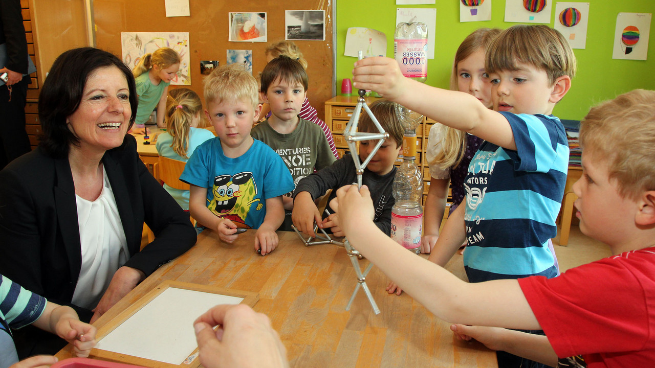 ... und kleinen Forscherinnen und Forschern begegnete; Bilder: Stefan Sämmer / © Staatskanzlei.