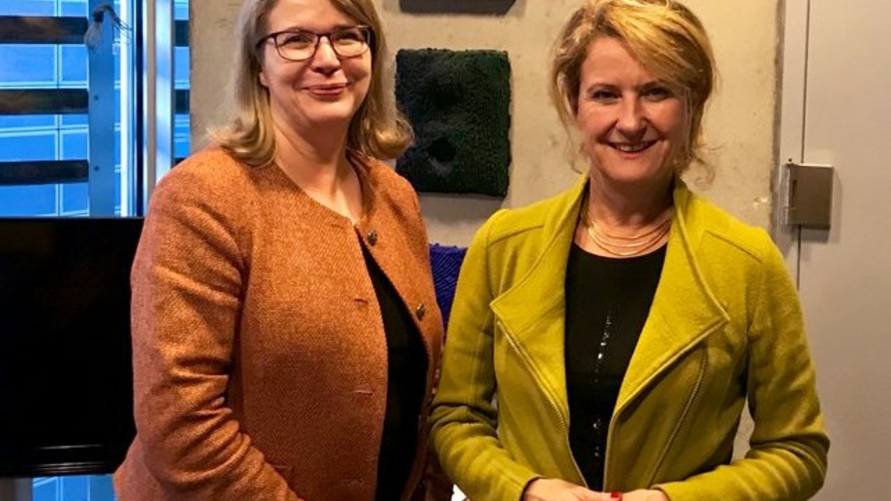 Botschafterin Anne Sipiläinen und Staatssekretärin Heike Raab