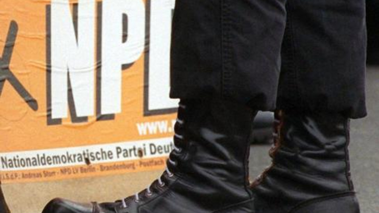 Springerstiefel vor NPD-Plakat; Bild: dpa