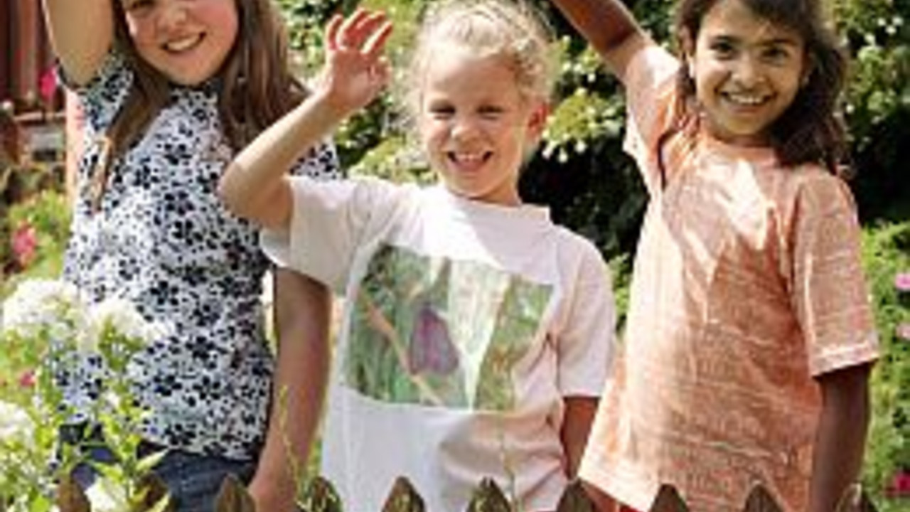 Winkende Kinder; Bild: rlp-Archiv