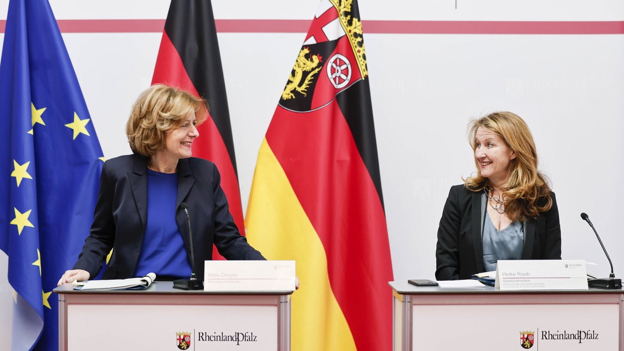 Ministerpräsidentin Malu Dreyer und Staatssekretärin Heike Raab bei der Pressekonferenz vor der Abreise nach Verdun.