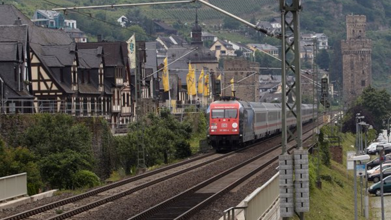 Bahnstrecke am Rhein