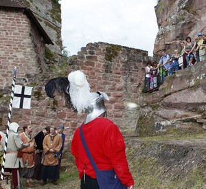 Burgfest auf der Burg in Dahn im Juli 2011; Bild: Archiv GDKE