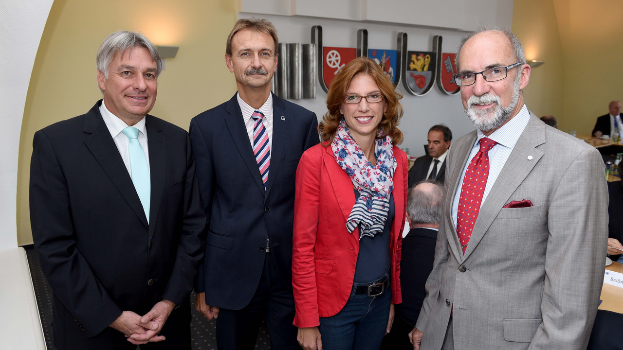 Arbeitsministerin Bätzing-Lichtenthäler bei der Vollversammlung der IHK Rheinhessen mit Günter Jertz, Hauptgeschäftsführer, Michael Kundel, Vizepräsident, und Dr. Engelbert J. Günster, Präsident der IHK Rheinhessen.