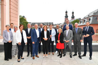 Gemeinsames Foto von Ministerpräsidentin Malu Dreyer mit dem Transformationsrat. 