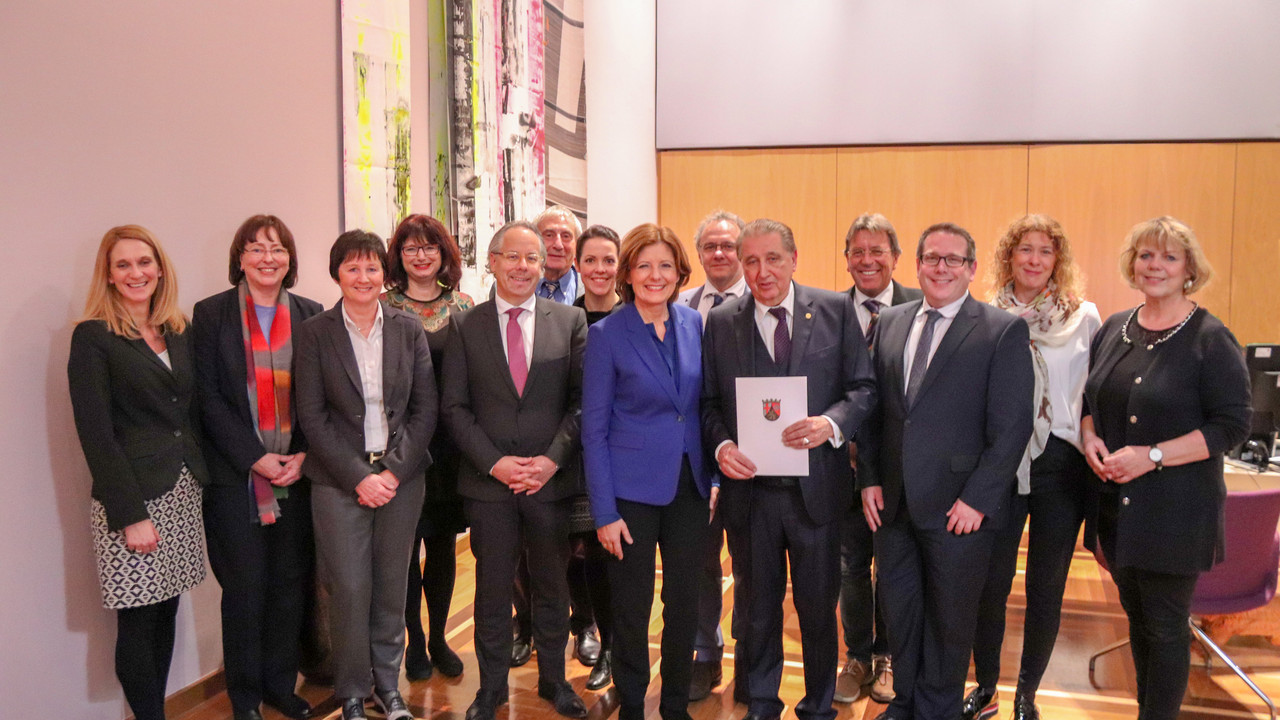 Ministerpräsidentin Malu Dreyer mit Vorstand und Kuratorium der Stiftung "Save Mothers"