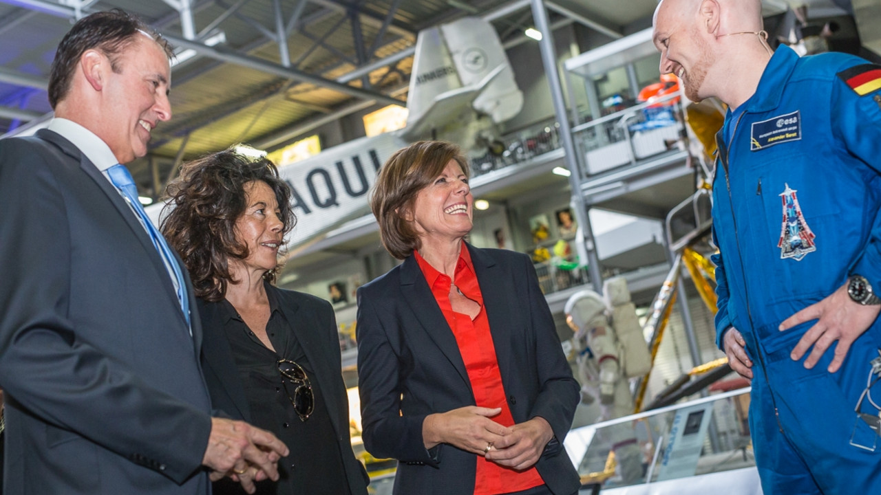Gerhard Daum, Ausstellungsleiter der Ausstellung „Apollo and Beyond“, sowie Michaela Layher in Vertretung für Museumspräsident Hermann Layher mit Malu Dreyer und Alexander Gerst; Foto: Technik Museum Speyer