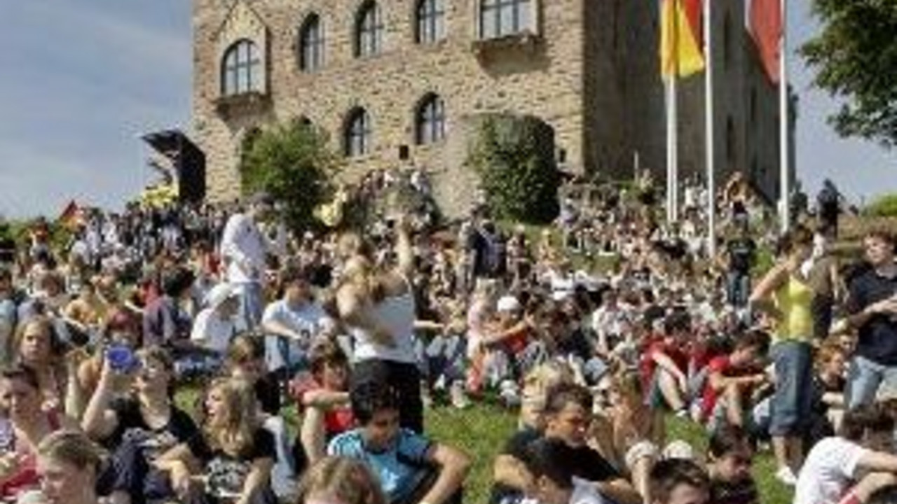 Jugendliche vor dem Hambacher Schloss: Bild: dpa-Archiv (2007)